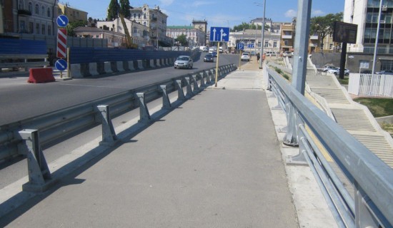 Тротуар пешеходной части Ворошиловского моста стал шире